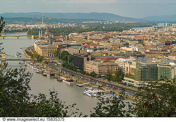 Blick auf die Donau und den östlichen Teil von Budapest  Schädling im Sommer