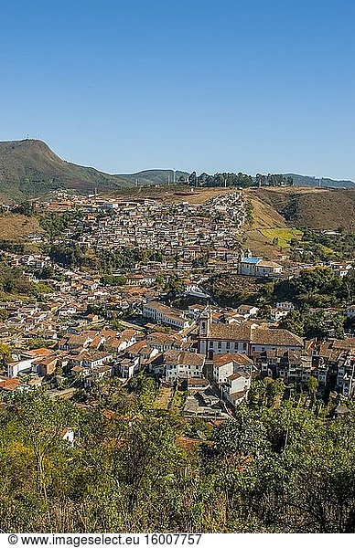 Blick auf die ehemalige koloniale Bergbaustadt Ouro Preto  ehemals Vila Rica  eine Stadt im brasilianischen Bundesstaat Minas Gerais  die in den Bergen der Serra do Espinhaco liegt und von der UNESCO wegen ihrer herausragenden barocken portugiesischen Kolonialarchitektur zum Weltkulturerbe erklärt wurde.