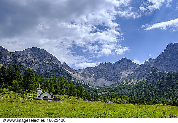 Blick auf die einsame Kapelle im Karwendelgebirge im Sommer