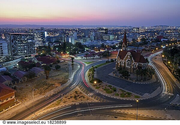 Blick auf die evangelisch-lutherische Christuskirche von 1910  blaue Stunde  blaue Stunde  Windhoek  Namibia  Afrika