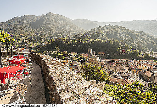 Blick auf die Festungsmauern und die drei Burgen von Bellinzona  Tessin  Schweiz