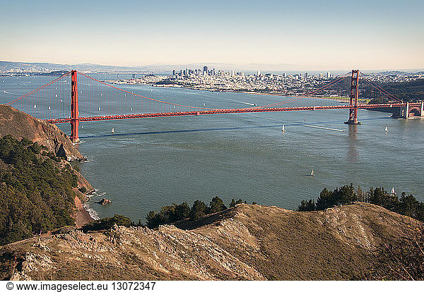 Blick auf die Golden Gate Bridge bei klarem Himmel