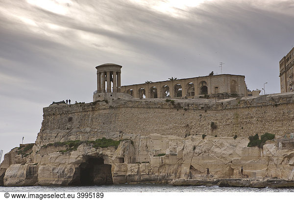 Blick auf die Hafeneinfahrt und Lower Barracca Gardens zum Grand Harbour bei Gewitter Valletta Malta Europa