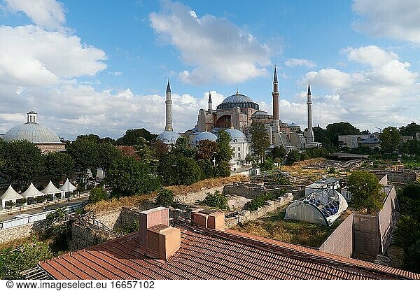 Blick auf die Hagia Sophia vom Oberdeck des Restaurants Seven Hills  Istanbul.