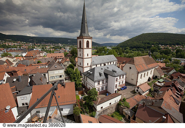 Blick auf die historische Altstadt und die Stadtpfarrkirche St Michael  Lohr am Main  Hessen  Deutschland  Europa
