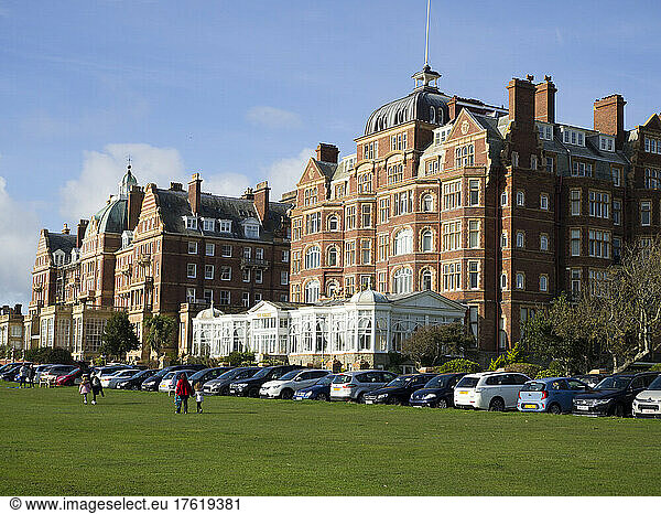 Blick auf die Hotels The Grand und The Metropole mit Menschen  die auf dem Rasen spazieren gehen  The Leas  Folkestone  Kent  Großbritannien; Folkestone  Kent  England