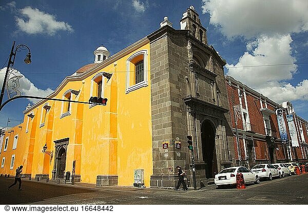 Blick auf die Iglesia De San Pedro im historischen Zentrum  Puebla  Bundesstaat Puebla  Mexiko  Mittelamerika.