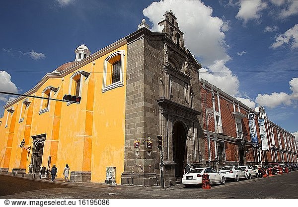 Blick auf die Iglesia De San Pedro Kirche im historischen Zentrum  Puebla  Bundesstaat Puebla  Mexiko  Mittelamerika.