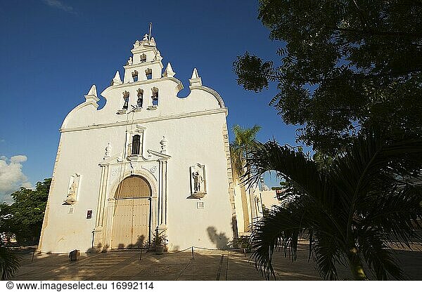 Blick auf die Iglesia De Santiago-Santiago-Kirche im historischen Zentrum  Merida  Bundesstaat Yucatan  Mexiko  Mittelamerika.