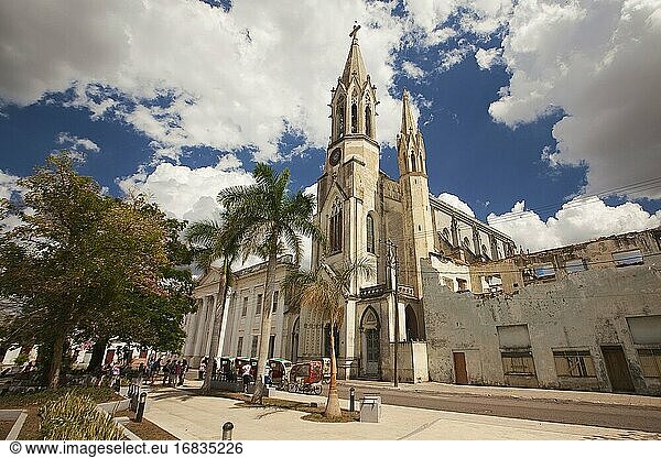 Blick auf die Iglesia Sagrada Corazon De Jesus Kirche im historischen Zentrum  Camag?ey  Kuba  Westindien  Mittelamerika.