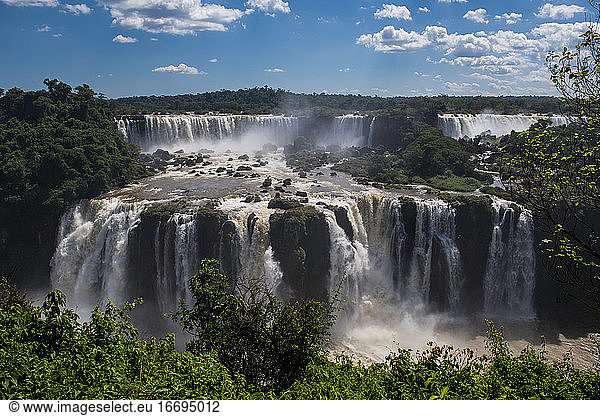 Blick auf die Iguacu-Wasserfälle in Brasilien