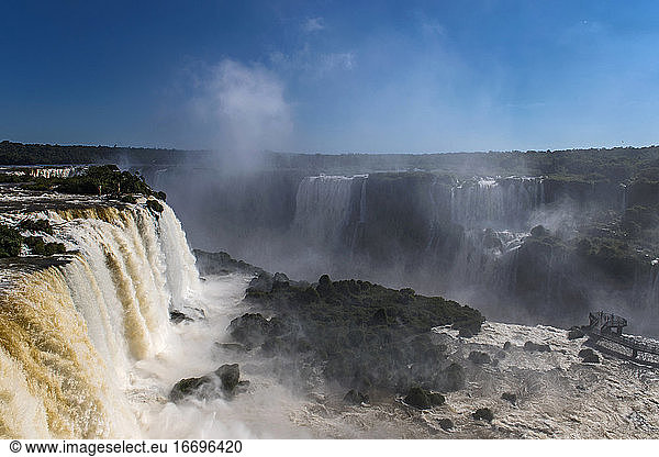 Blick auf die Iguacu-Wasserfälle in Brasilien