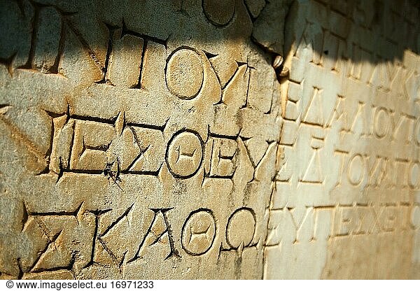Blick auf die Inschriften auf den Steinen des Theaters in der archäologischen Stätte von Aphrodisias  Geyre  Provinz Aydin  Kleinasien  Türkei  Europa.