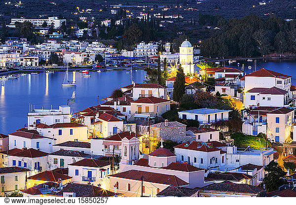 Blick auf die Insel Poros und das Dorf Galatas auf der Halbinsel Peloponnes.