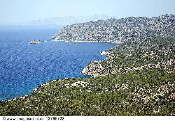 Blick auf die Küste und den Pinienwald Kastrou Monolithos  Rhodos  Griechenland