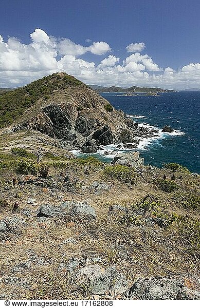 Blick auf die Küste von St. John unterhalb von Ram's Head auf den U.S. Virgin Islands.