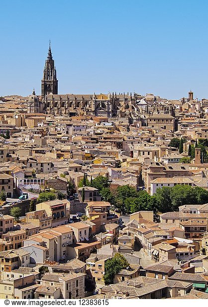 Blick auf die Kathedrale mit Altstadt  Toledo  Kastilien-La Mancha  Spanien  Europa