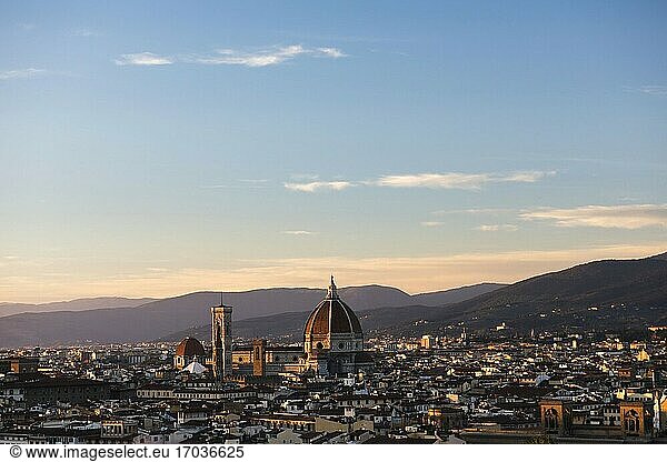 Blick auf die Kathedrale von Florenz bei Sonnenuntergang  gesehen vom Hügel Piazzale Michelangelo  Toskana  Italien