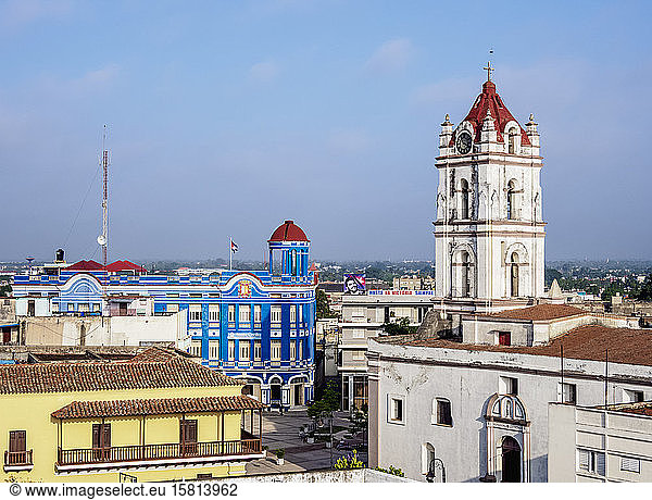 Blick auf die Kirche Nuestra Senora De La Merced und die Plaza de los Trabajadores  Camaguey  UNESCO-Weltkulturerbe  Provinz Camaguey  Kuba  Westindien  Karibik  Mittelamerika