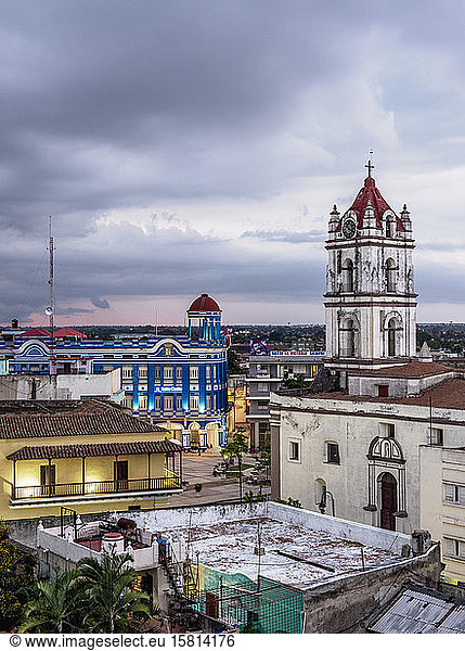Blick auf die Kirche Nuestra Senora De La Merced und die Plaza de los Trabajadores  Camaguey  UNESCO-Weltkulturerbe  Provinz Camaguey  Kuba  Westindien  Karibik  Mittelamerika