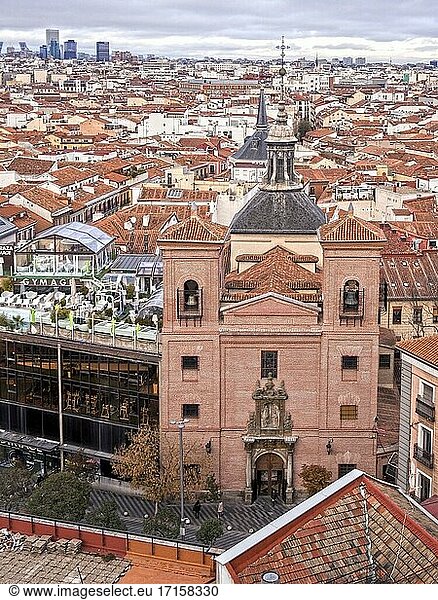Blick auf die Kirche San Mart?n de Tours von einer Azotea des Gran V?a. Madrid aus. Espa?a.