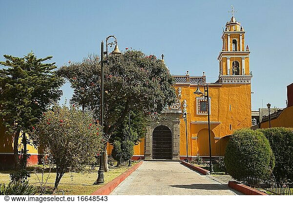 Blick auf die Kirche San Miguel-Iglesia De San Miguel im historischen Zentrum  Cholula  Bundesstaat Puebla  Mexiko  Mittelamerika.