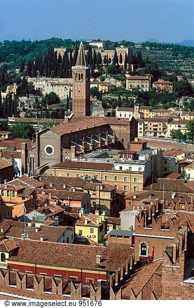 Blick auf die Kirche Santa Anastasia von Torre dei Lamberti. Verona. Veneto  Italien