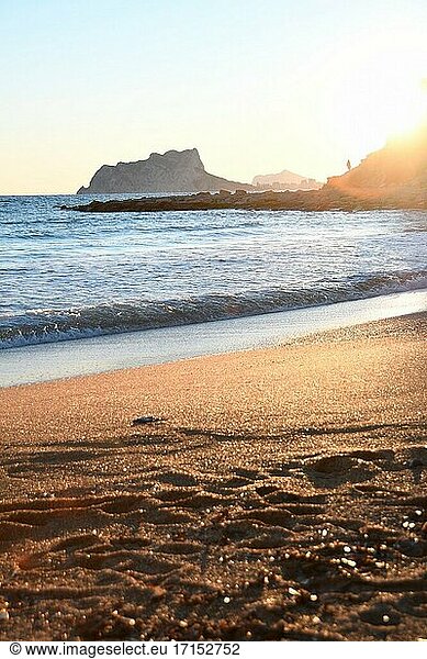 Blick auf die Klippe von Calpe an der Costa Blanca  Spanien  vom Sandstrand Playa El Portet in Teulada Moraira