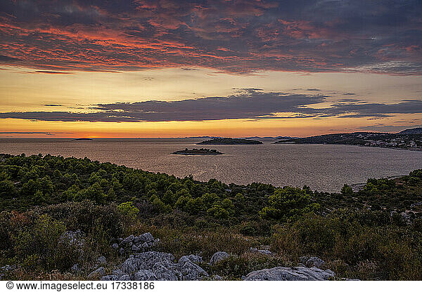 Blick auf die Landschaft und das Adriatische Meer bei Sonnenuntergang  Kroatien