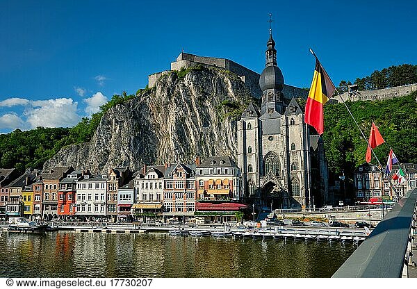 Blick auf die malerische Stadt Dinant  die Zitadelle von Dinant und die Stiftskirche Notre Dame de Dinant über der Maas mit belgischer Flagge. Belgische Provinz Namur  Belgien  Europa