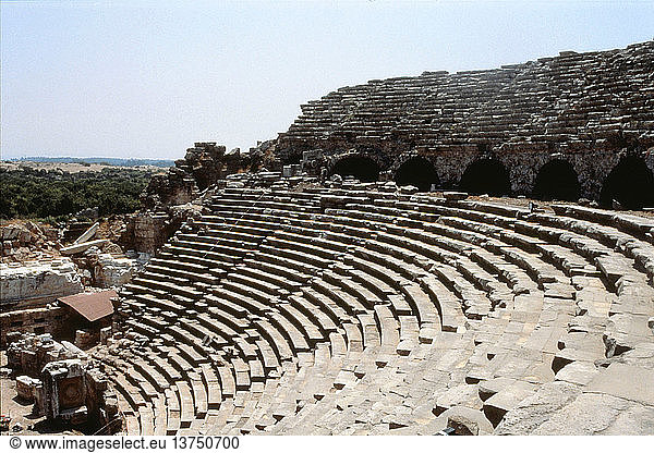 Blick auf die oberen Sitzreihen und die Bögen der Stützmauer des Theaters in Side, dessen Fassungsvermögen zwischen 13.000 und 15.000 Personen lag. Türkei. Hellenistisch. 2. Jh. v. Chr. Side.