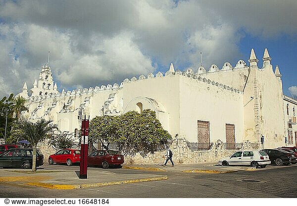 Blick auf die Parroquia De Santiago Apostol Merida Kirche im historischen Zentrum  Merida  Riviera Maya  Bundesstaat Yucatan  Mexiko  Mittelamerika.