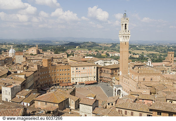 Blick auf die Piazza del Campo und dem Palazzo Pubblico mit dem erstaunlichen Glockenturm  Siena  UNESCO Weltkulturerbe  Toskana  Italien  Europa