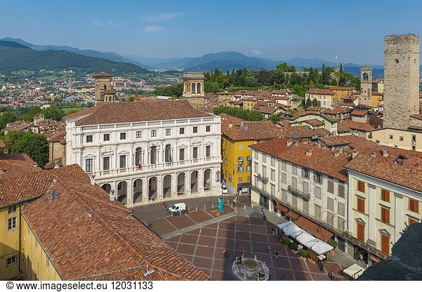 Blick auf die Piazza Vecchia vom alten Stadtturm Campanone Torre Civica  Bergamo  Provinz Bergamo  Lombardei  Italien  Europa