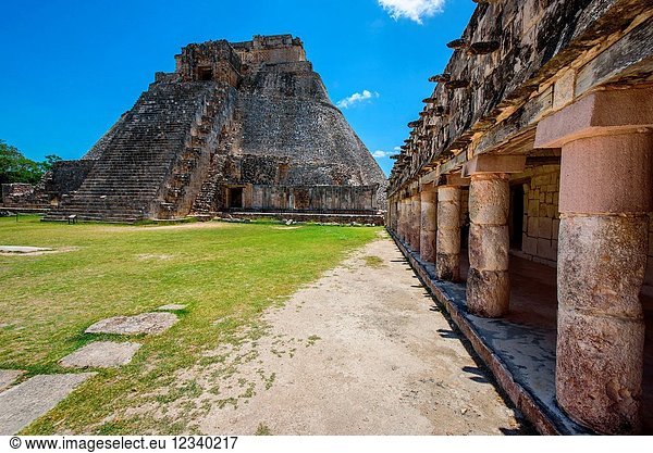 Blick auf die Pyramide des Magiers in der prähispanischen Maya-Stadt Uxmal Archäologische Stätte  Provinz Yucatan  Mexiko  Nordamerika