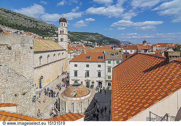 Blick auf die roten Dächer und die Franziskanerkirche und das Kloster  Altstadt von Dubrovnik  UNESCO-Weltkulturerbe  und das Adriatische Meer  Dubrovnik  Dalmatien  Kroatien  Europa