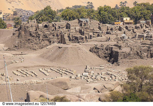 Blick auf die Ruinen von Khnum auf der Insel Elephantine  Assuan  Oberägypten  Ägypten  Nordafrika  Afrika