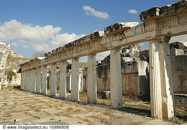 Blick auf die Säulen und Steine des Theaters in der archäologischen Stätte von Aphrodisias  Geyre  Provinz Aydin  Kleinasien  Türkei  Europa.