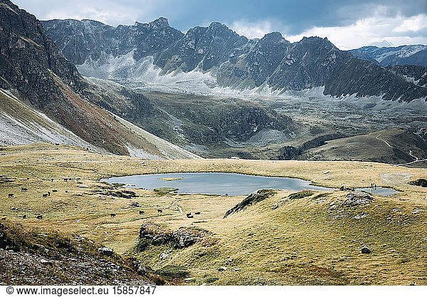 Blick auf die schöne stimmungsvolle Landschaft in den Alpen.