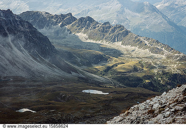 Blick auf die schöne stimmungsvolle Landschaft in den Alpen.