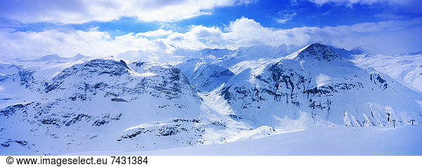 Blick auf die schneebedeckte Bergkette