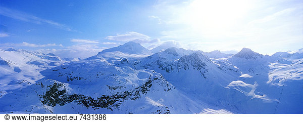 Blick auf die schneebedeckte Bergkette