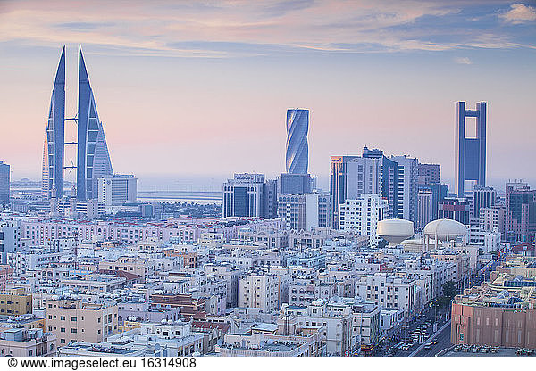 Blick auf die Skyline der Stadt  Manama  Bahrain  Naher Osten