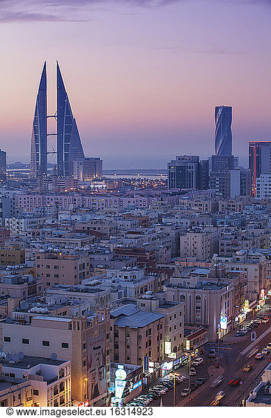 Blick auf die Skyline der Stadt  Manama  Bahrain  Naher Osten