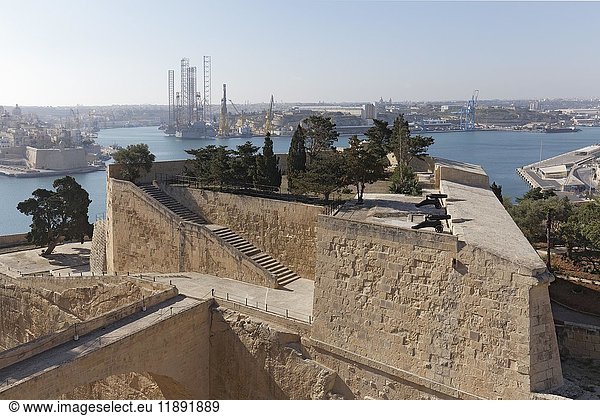 Blick auf die St. Peter Bastion und den Grand Harbor  Valletta  Malta  Europa