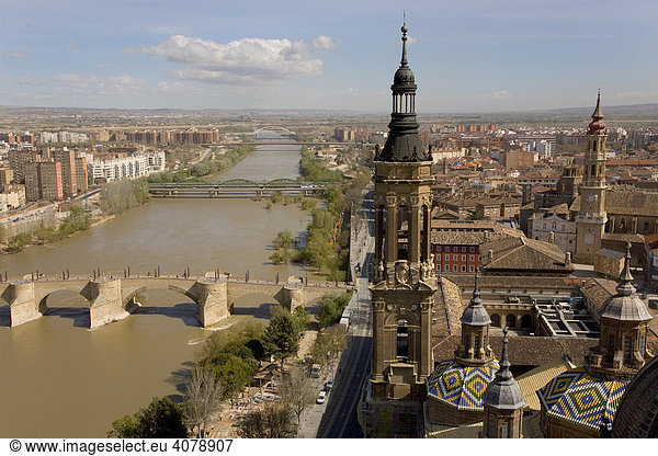 Blick auf die Stadt am Ebro von der Basilika del Pilar  Expo Stadt 2008  Zaragoza  Saragossa  Aragon  Spanien  Europa
