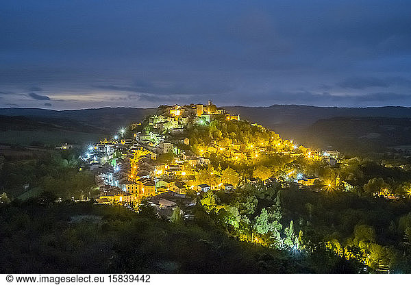 Blick auf die Stadt auf dem Hügel  Cordes-sur-Ciel bei Nacht  Midi-PyrÃ©nÃ©es  Frankreich