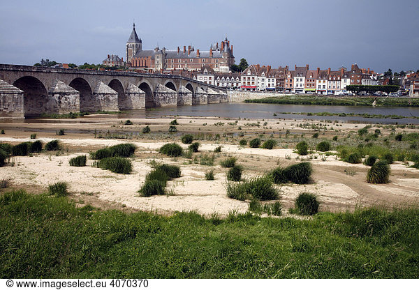 Blick auf die Stadt Gien  das Schloss und den Fluss Loire  Gien  Frankreich  Europa