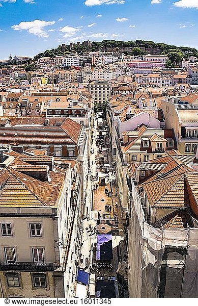 Blick auf die Stadt Lissabon vom Aufzug Santa Justa oder Elevador do Carmo der die Stadtteile Baixa Pombalina und Chiado in Lissabon Portugal verbindet.