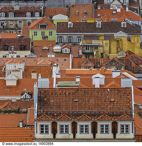 Blick auf die Stadt Lissabon von den jahrtausendealten Mauern der St.-Georgs-Burg; Lissabon  Region Lisboa  Portugal
